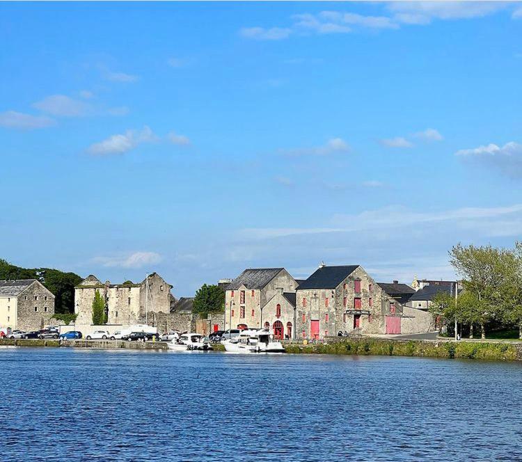 Riverfront Apartments At The Blue Goat Ramelton 外观 照片